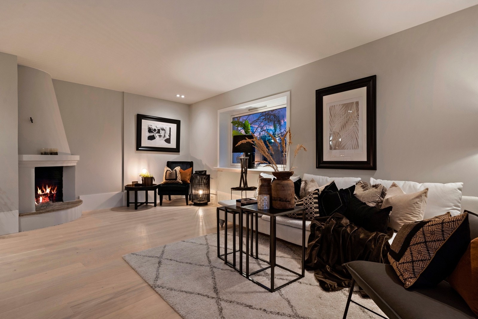 Lekker en stav eikeparkett fra Flotte Gulv, snekkerlaget gulvlister med innfelte stikkontakter fra Elko Plus Galleribilde