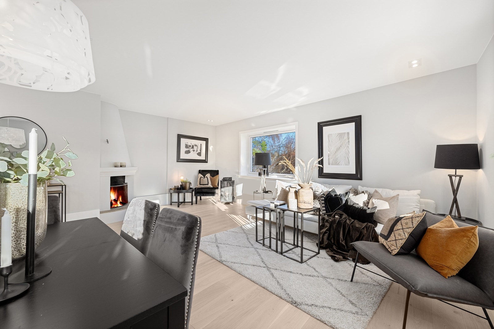 Stuen har god plass til sofagruppe og spisebord Galleribilde