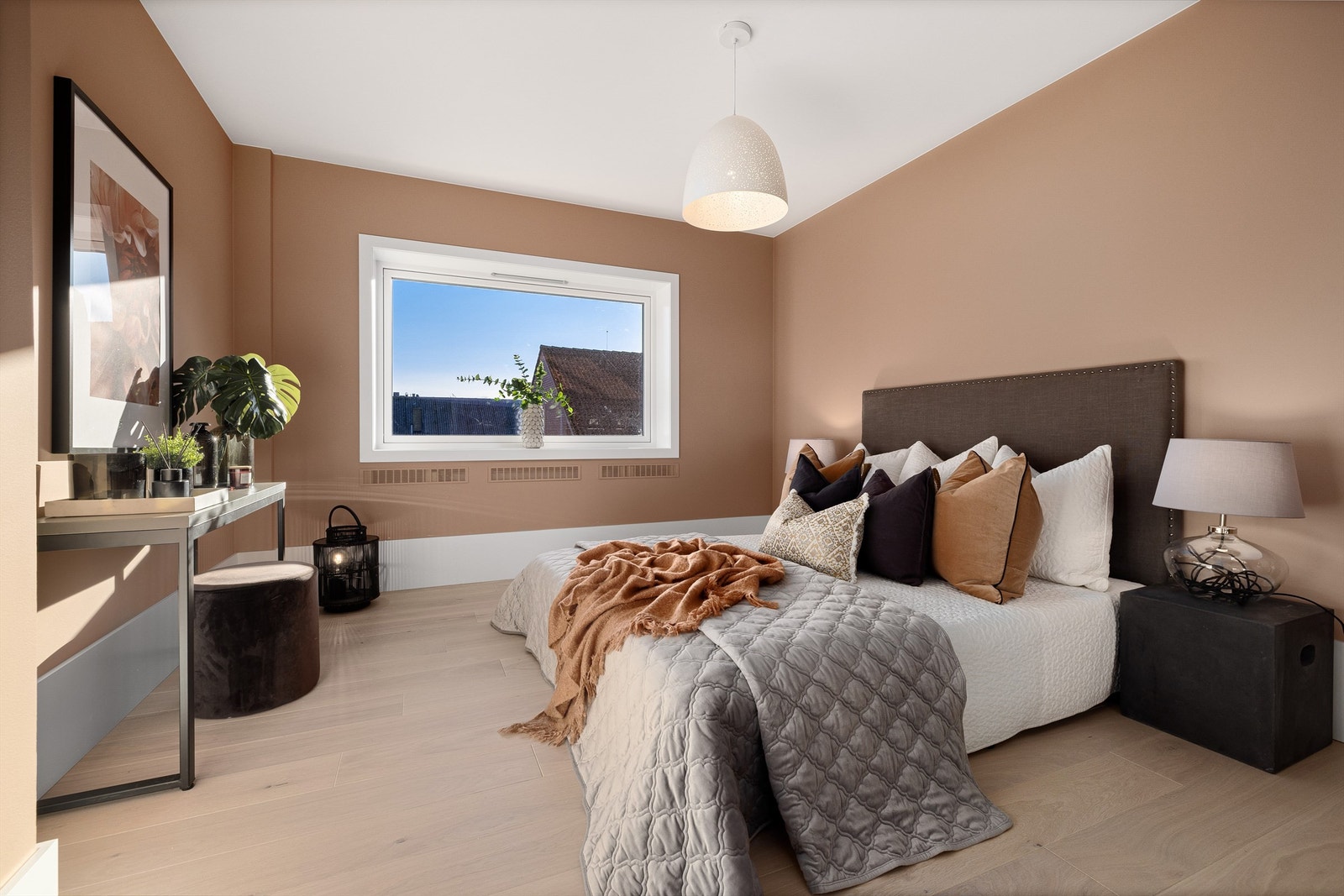 Deilig og romslig hovedsoverom med særdeles god plass til dobbeltseng, nattbord og garderobeløsning. Skjermet for innsyn Galleribilde