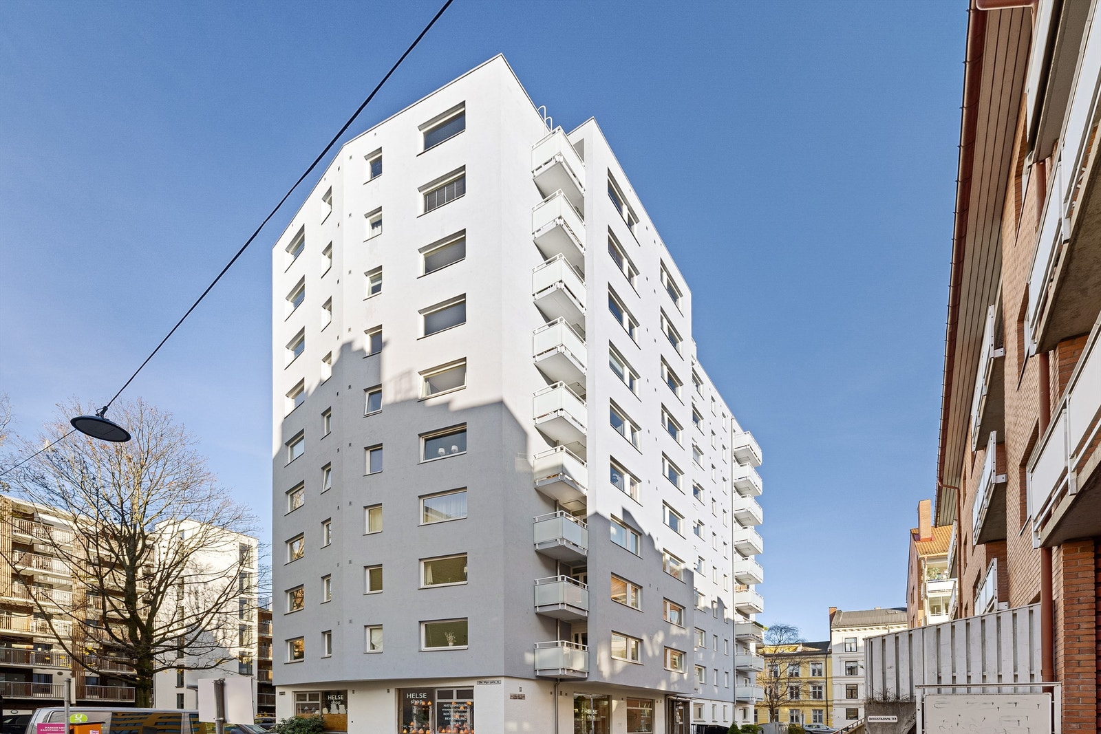 Fasade Ole Vigs gate 16 - Fasadene ble sist malt/pusset opp i 2018/2019, og er godt vedlikeholdt Galleribilde