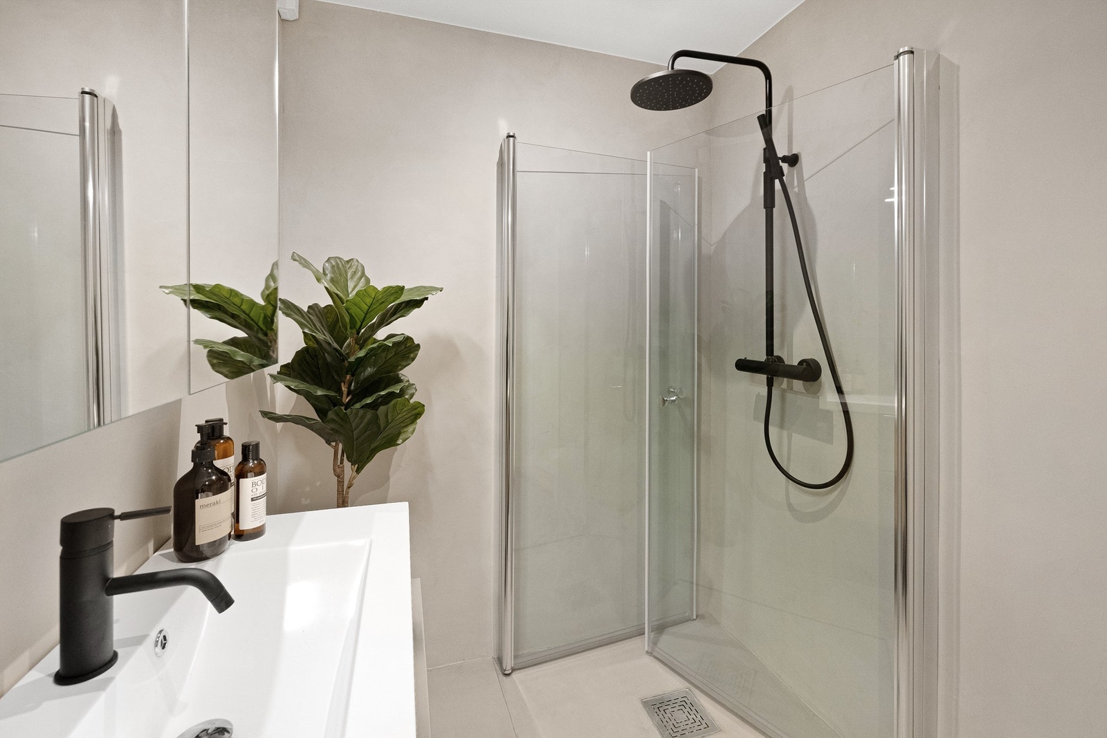 Badet har innfellbare dusjdører og det er tilrettelagt for Sonos Galleribilde