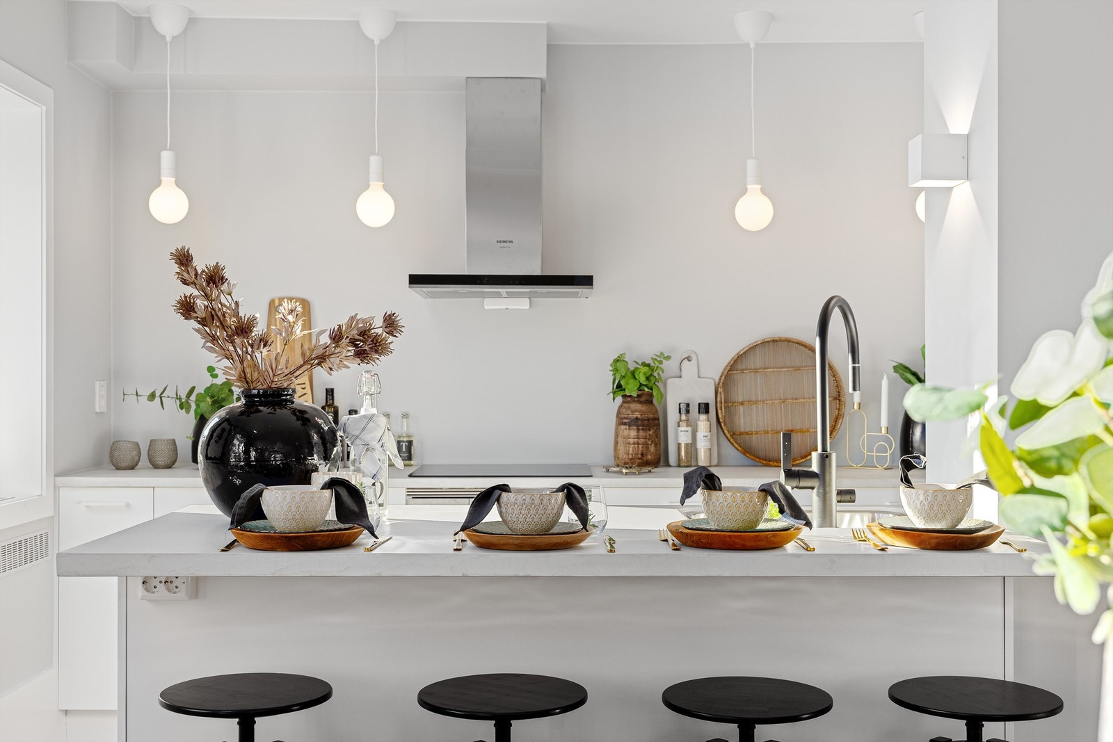 Legg merke til stikkontakten under benken. Benkeplaten er behandlet med mikrosement, 5 års garanti Galleribilde