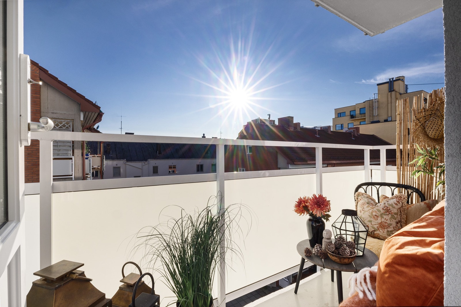 Balkongen er på 3,5 kvm har plass til sittegruppe og grill Galleribilde