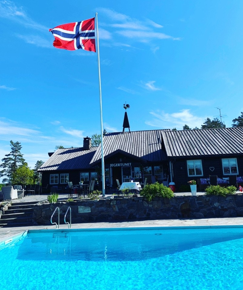 Jegertunet Hotell ligger i nærområde, og tilbyr både mat og drikke.
Her er svømmebasseng og tennisbane. Ta en tur og hils på det hyggelige vertskapet. Galleribilde