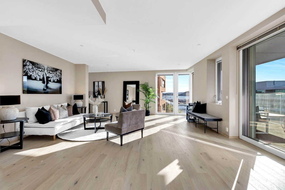 Stuen har en luftig og god atmosfære med store vindusflater. Galleribilde