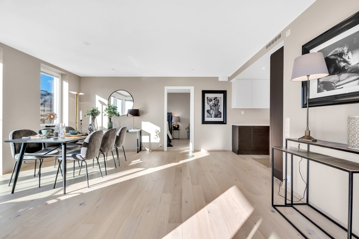 Stue mot spisestue og kjøkken. Galleribilde