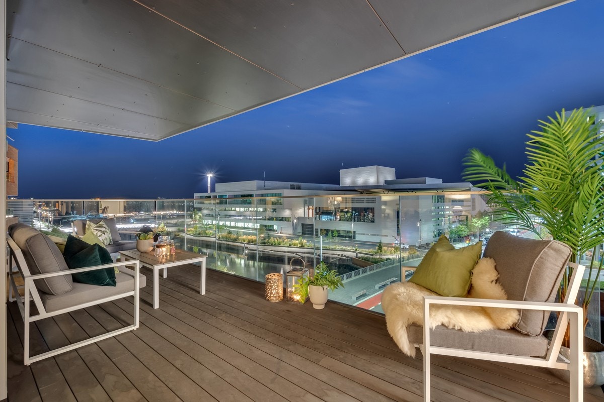 Balkongen er kvadratisk og har flere møbleringsmuligheter. Galleribilde