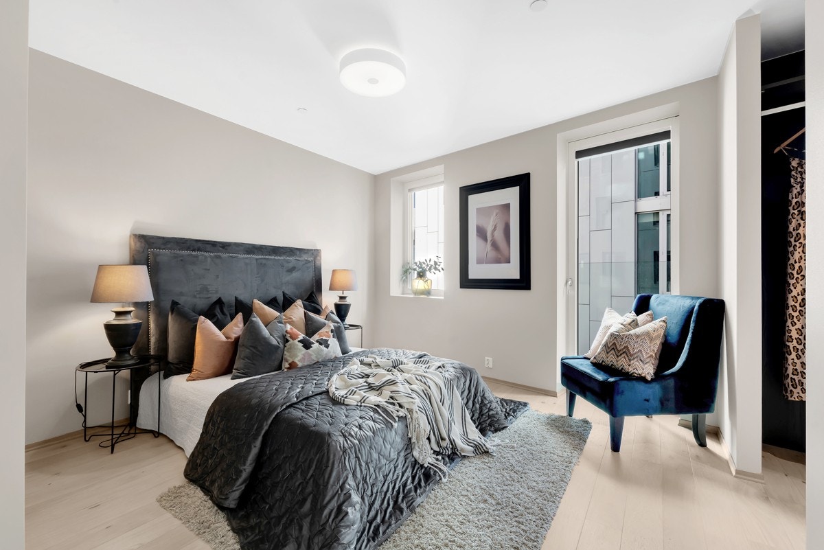 Hovedsoverommet gir en lukseriøs suite-følelse med tilhørende dusjbad og walk-in-garderobe. Galleribilde