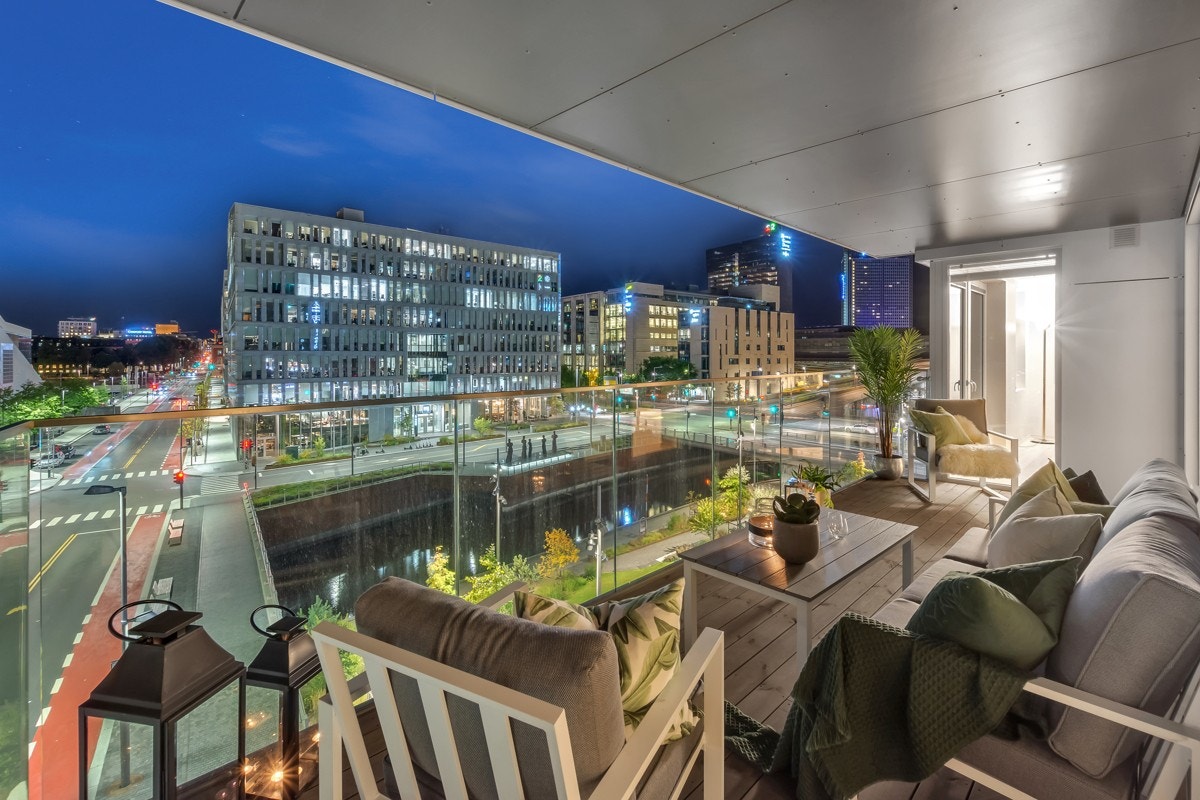 Fra balkongen har man nydelig utsikt mot sjøen, Akersallmenningen og sentrale Bjørvika. Galleribilde