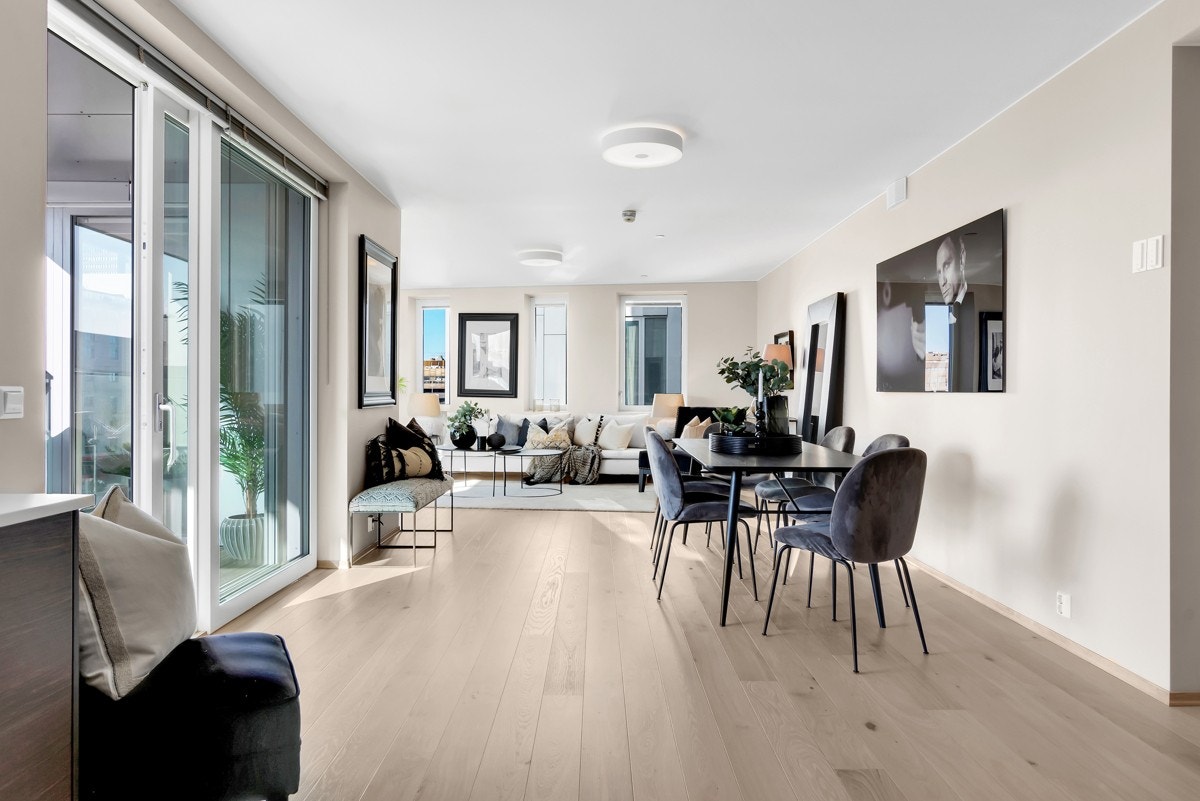 Store vindusflater bidrar til godt med naturlig sollys. Galleribilde