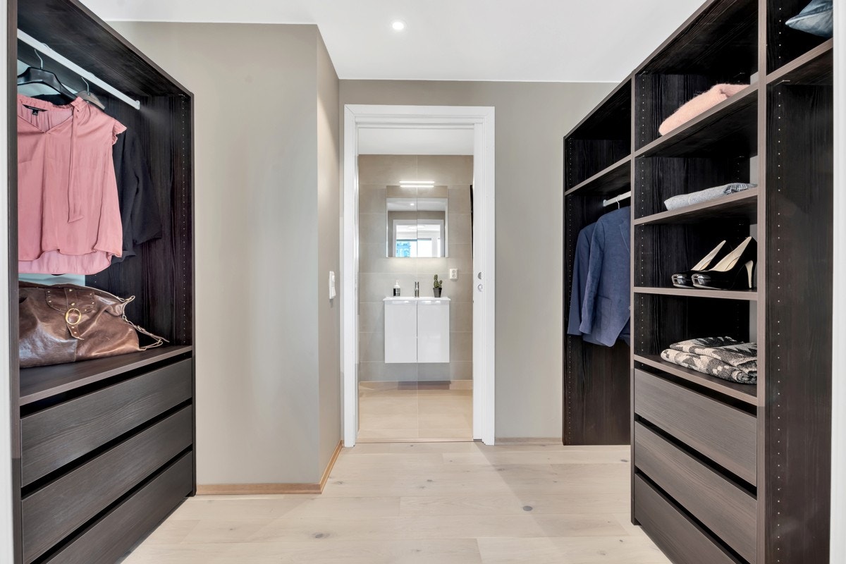 Spesialtilpasset garderobe fra Poggenpohl. Galleribilde