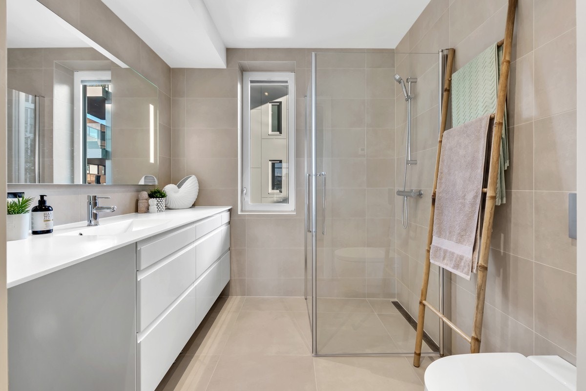 God lagringsplass i baderomsinnredning. Opplegg til vaskemaskin under benk. Galleribilde