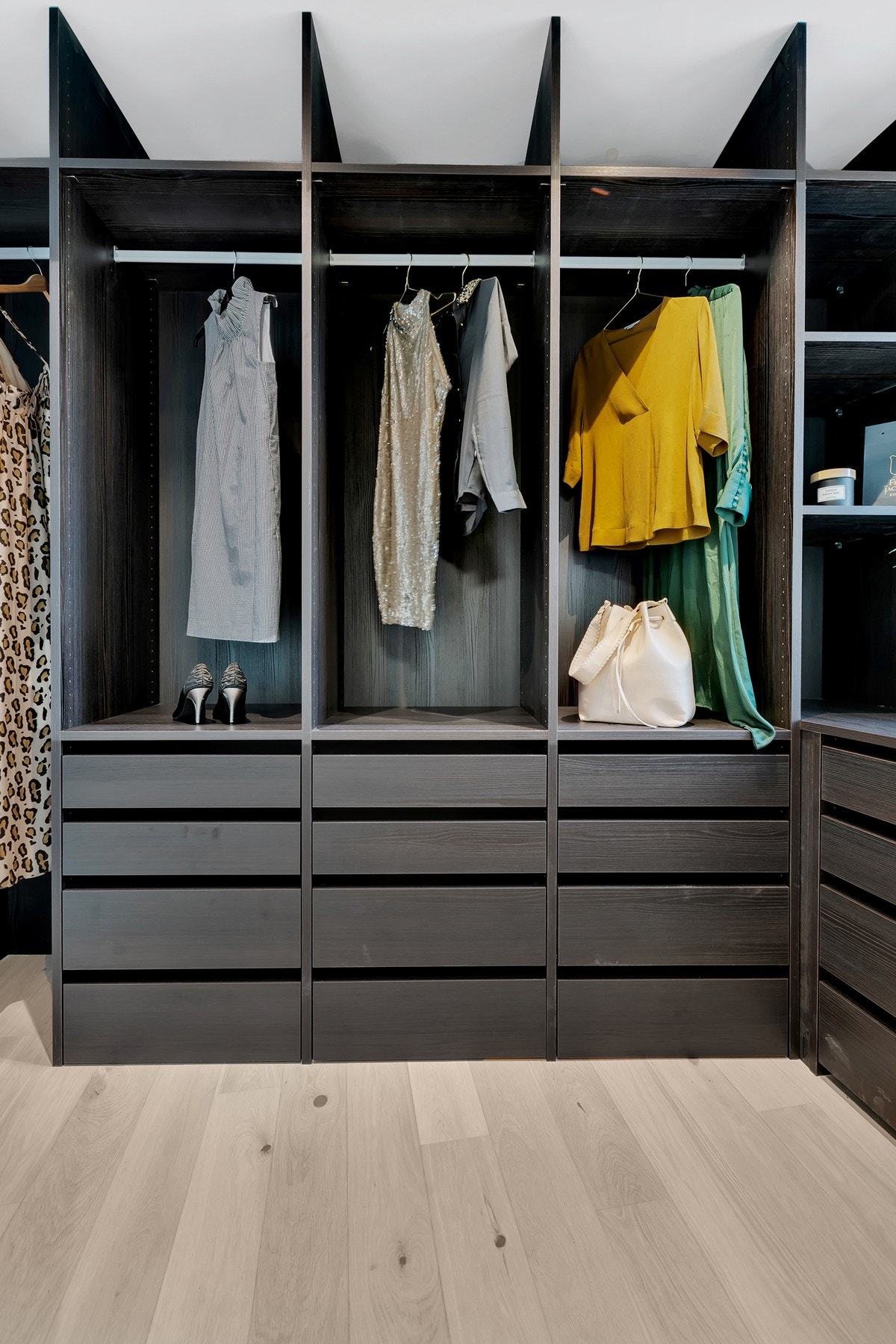 Plassbygget garderobeinnredning fra Poggenpohl. Galleribilde