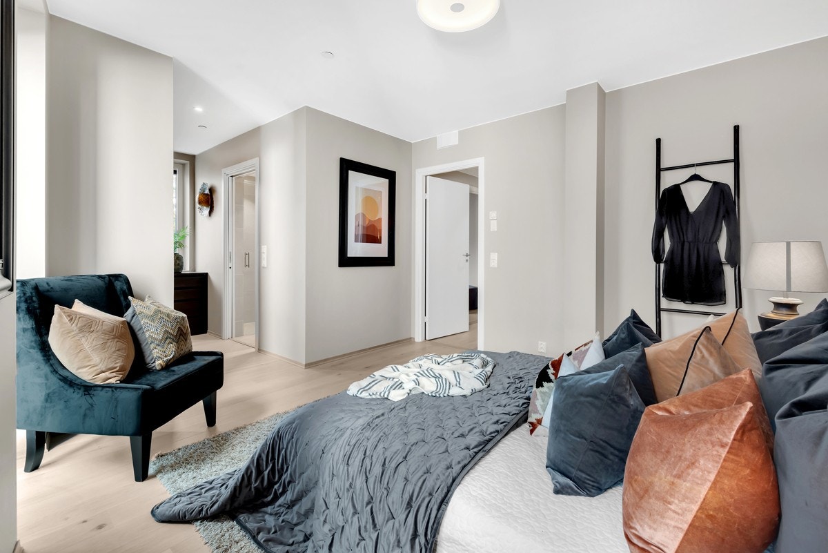 Romslig hovedsoverom med god plass til dobbeltseng og annet ønsket møblement. Galleribilde