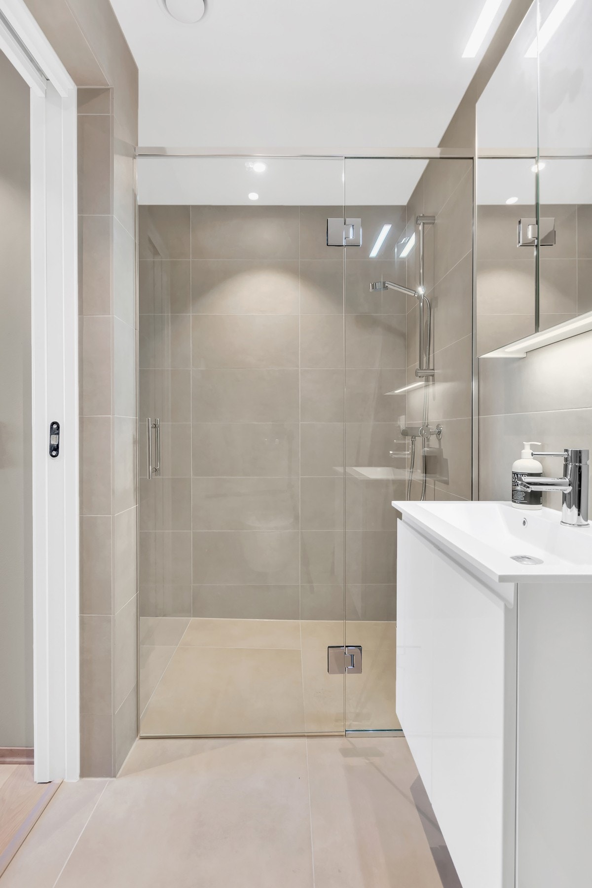 Romslig dusjnisje. Galleribilde