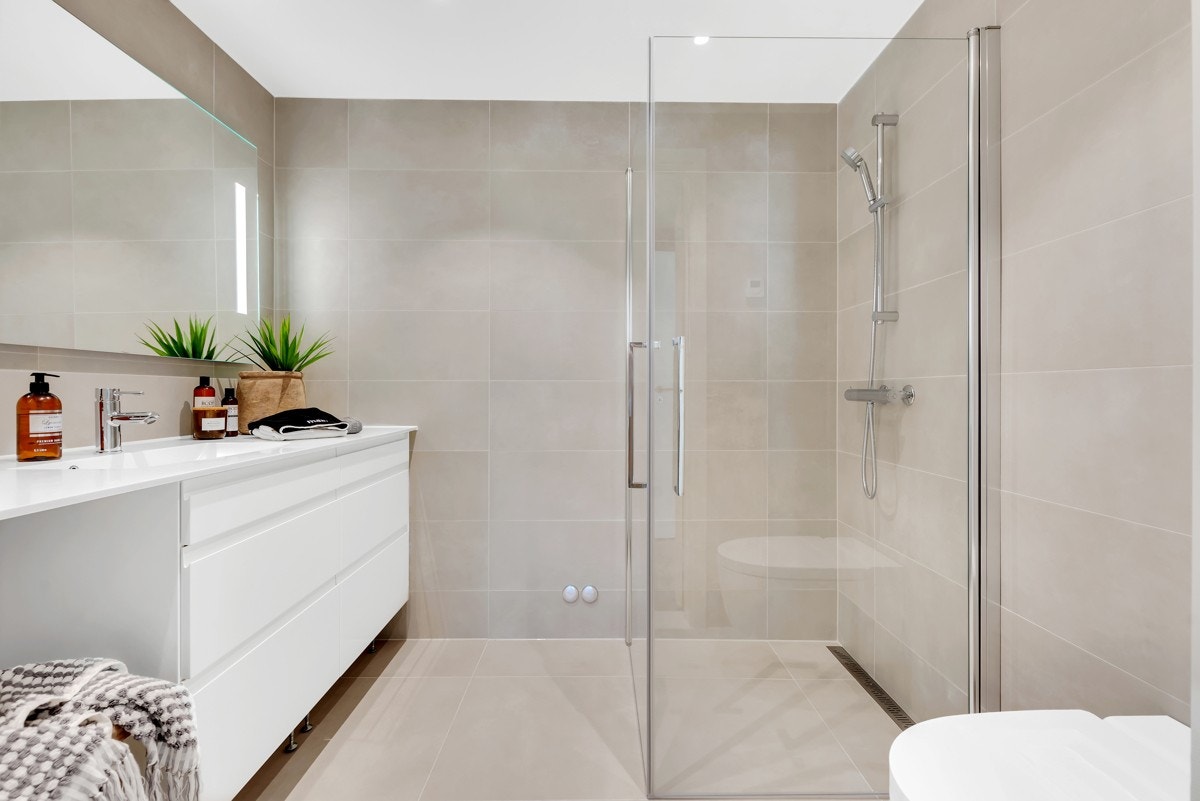 Flott innredning og stort speil med integrert belysning. Galleribilde