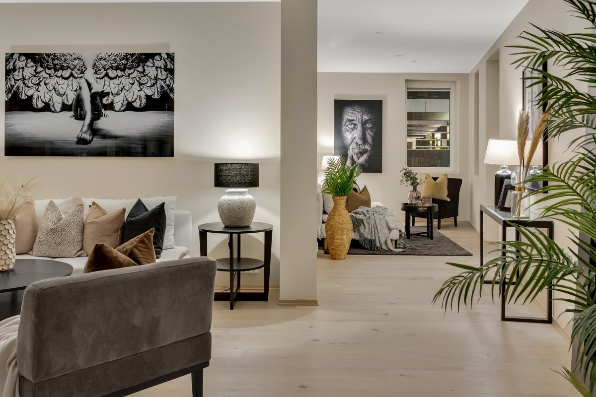 Det er 1-stavs eikeparkett på gulv og vannbåren gulvvarme, hvilket er gjennomgående for øvrige rom. Galleribilde