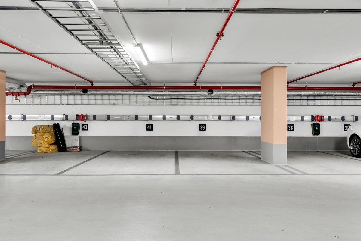 Det medfølger 2 garasjeplasser, 1 til hver av leilighetene. Galleribilde