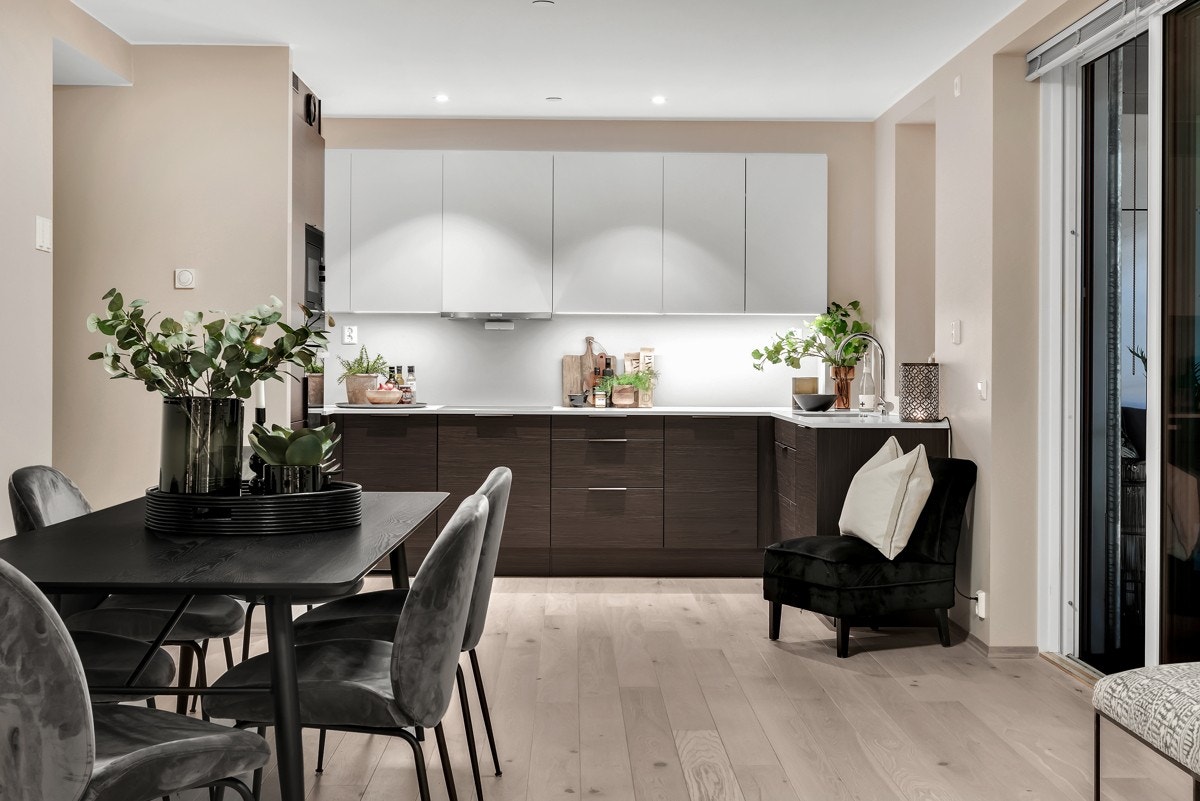 Spisestue mot kjøkken. Galleribilde