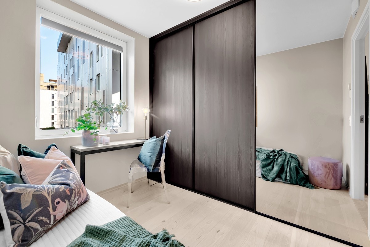 Her er det også plassbygget skyvedørsgarderobe fra Poggenpohl. Galleribilde