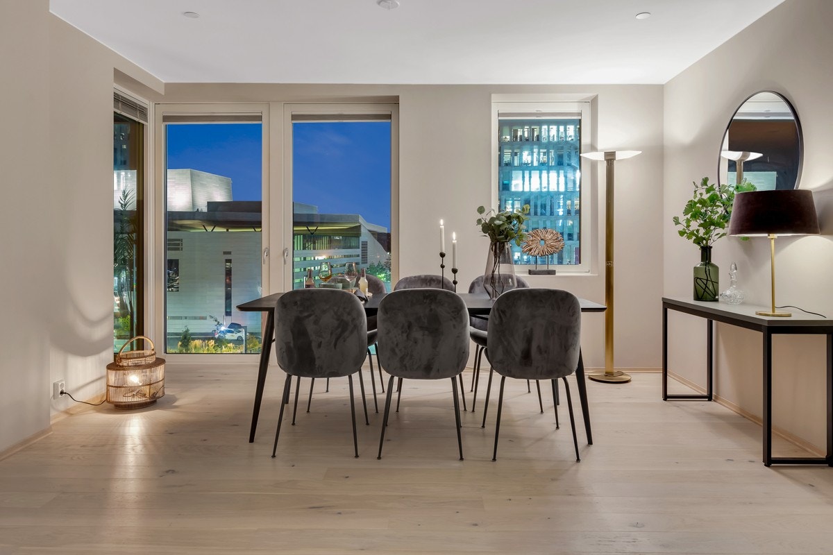 Stor spisestue med flott utsikt. Galleribilde