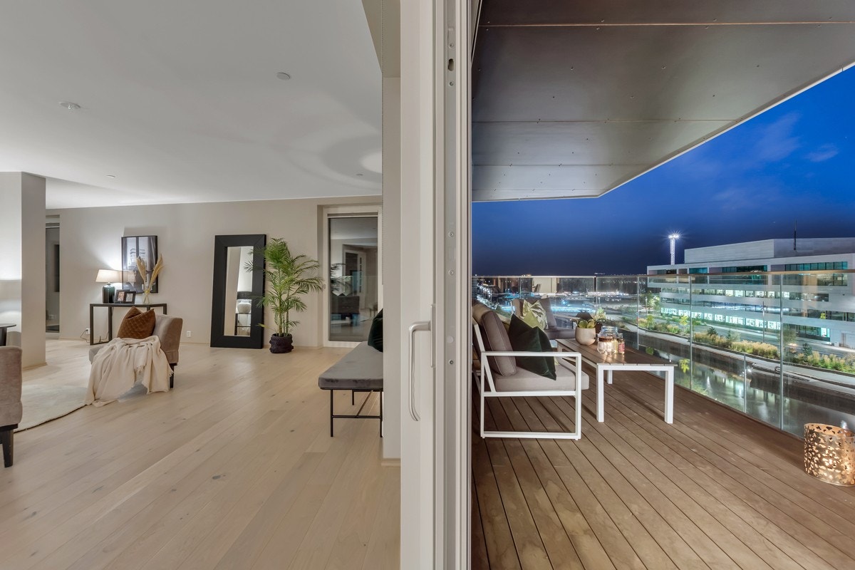 Det er skyvedør fra stuen til balkongen, Galleribilde