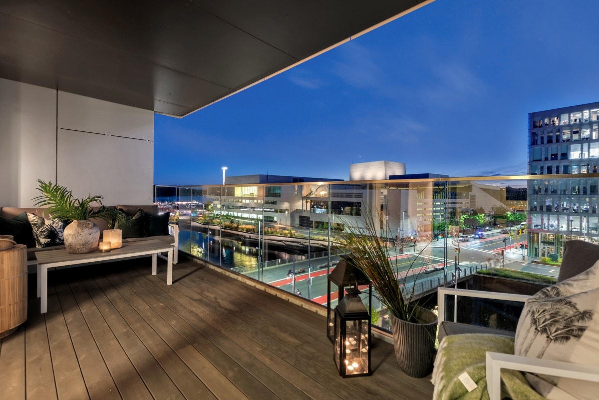 Balkongen vender mot vest med optimale solforhold på ettermiddag og kveld. Galleribilde