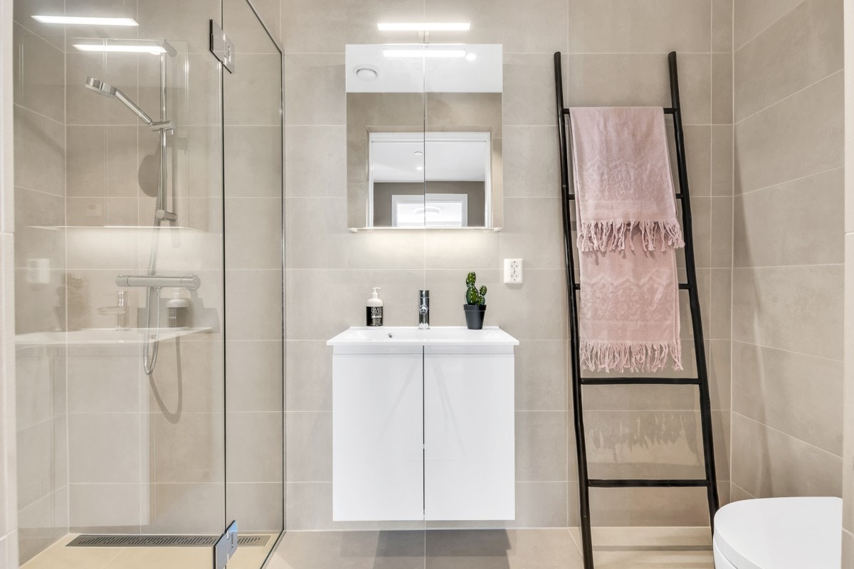 Meget delikat baderom. Også her påkostet toalett fra Geberit Mera, toppmodellen innen Aquaclean. Galleribilde