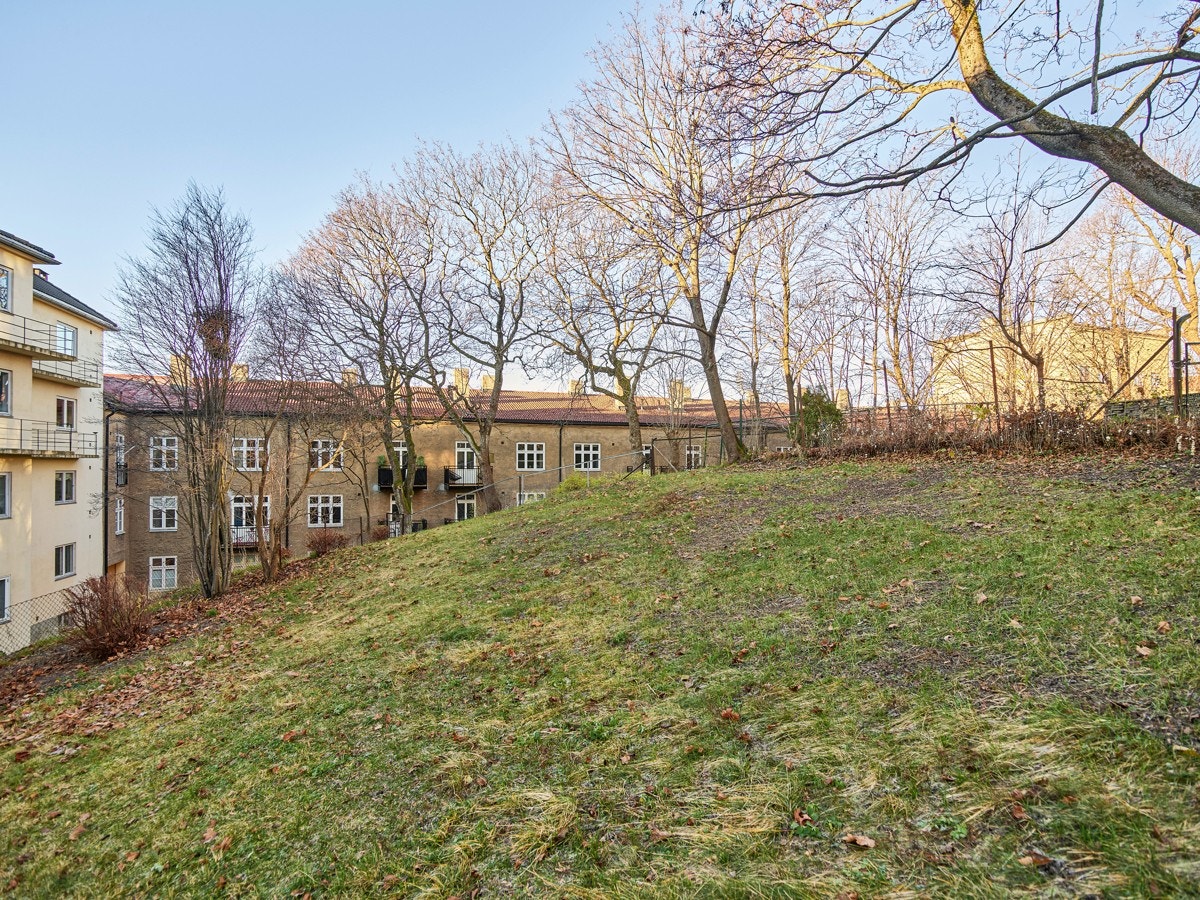 Herlig indre gårdsrom med flotte solforhold! Sol fra ca. 09 til 20 på sommerstid. Galleribilde