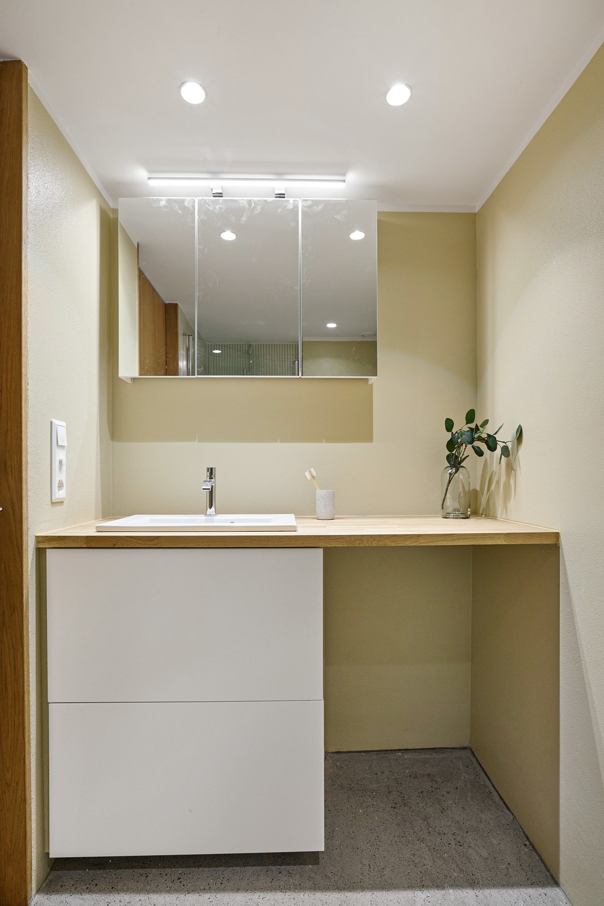 God oppbevaringsplass i skyveskuffer og speilskap Galleribilde