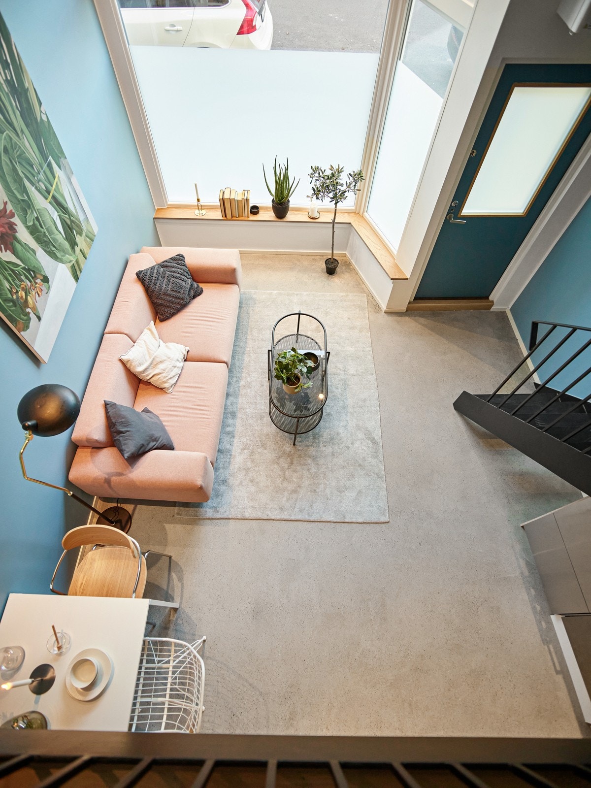 Takhøyde på 3,75m muliggjør praktisk hems og en optimal arealutnyttelse for stue/kjøkken. Leiligheten oppleves meget romslig! Galleribilde