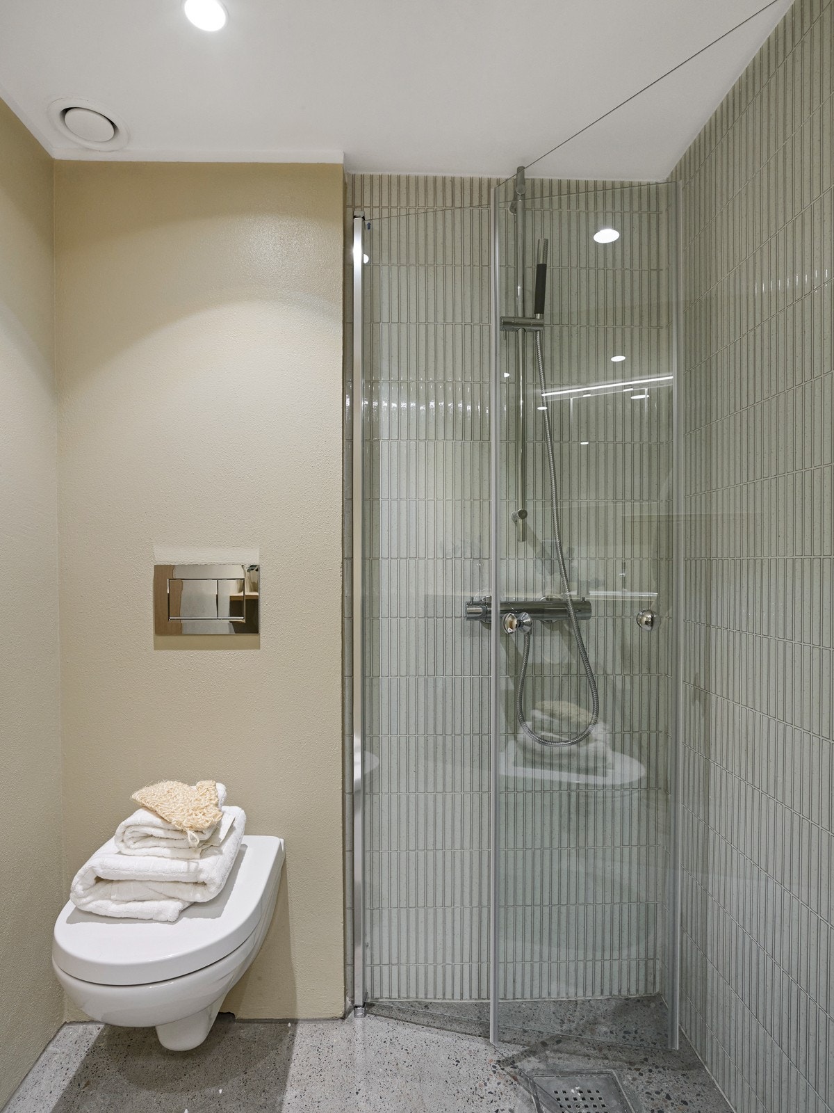 Dusjhjørne med innfellbare dører i herdet glass Galleribilde