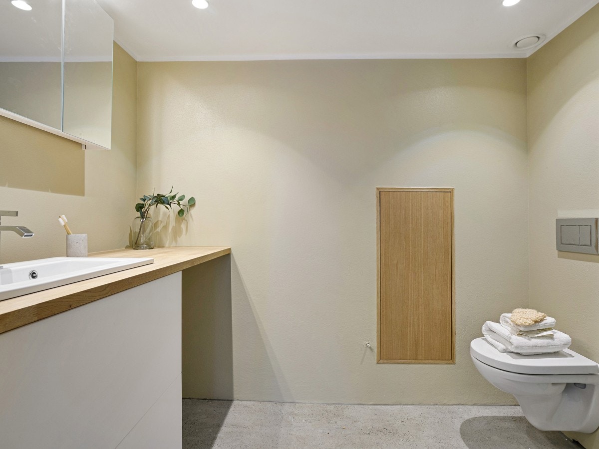 Delikat bad med opplegg for vaskemaskin Galleribilde