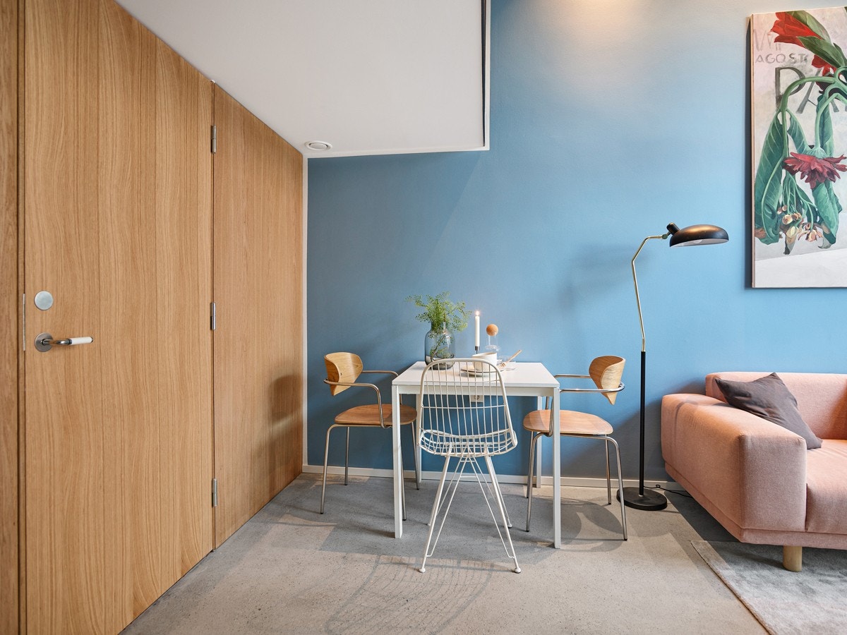 Stuen kan enkelt innredes med spisebord til 5 personer. Galleribilde