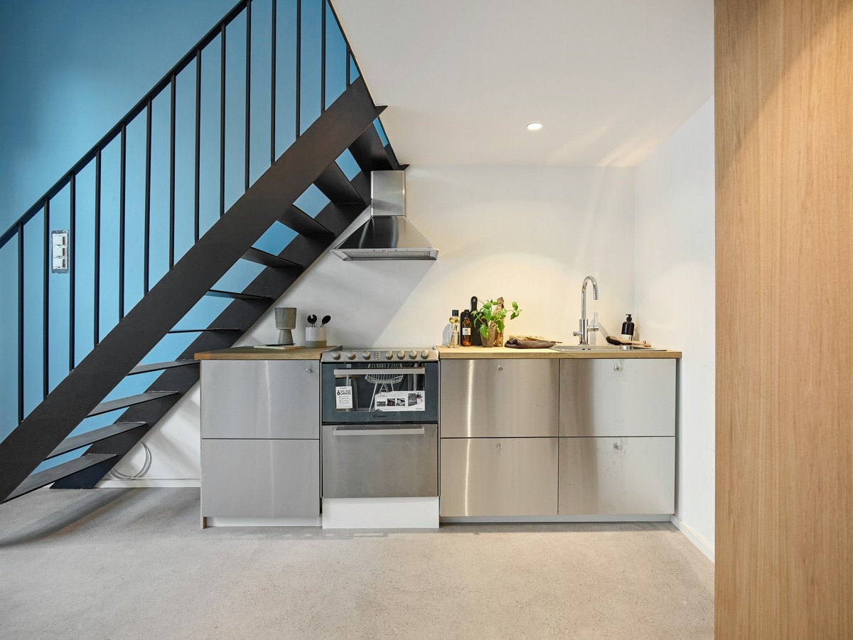 Stilig og meget praktisk kjøkken med ovn, koketopp, kjøleskap og oppvaskmaskin Galleribilde