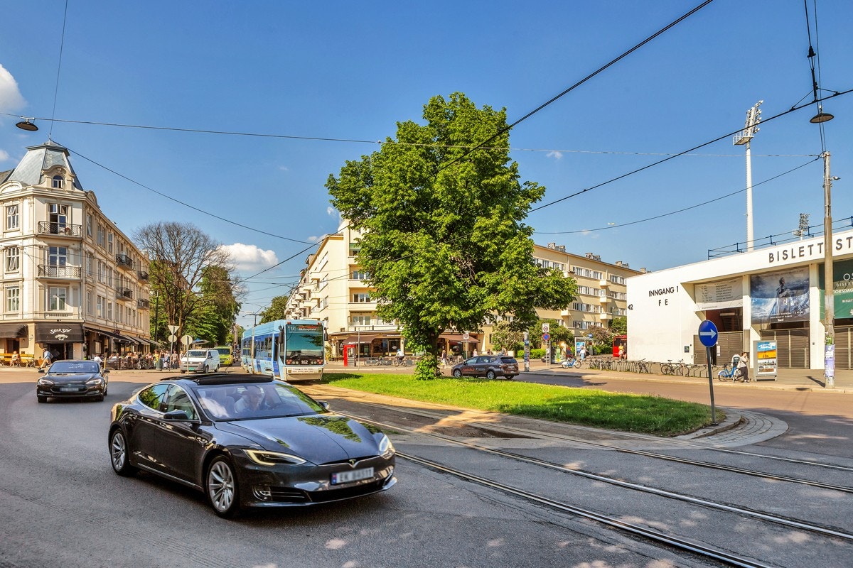 Bredt kollektivtilbud med buss og trikk innen 2 minutters gangavstand. En rekke trivelige caféer og restauranter like i nærheten. Galleribilde