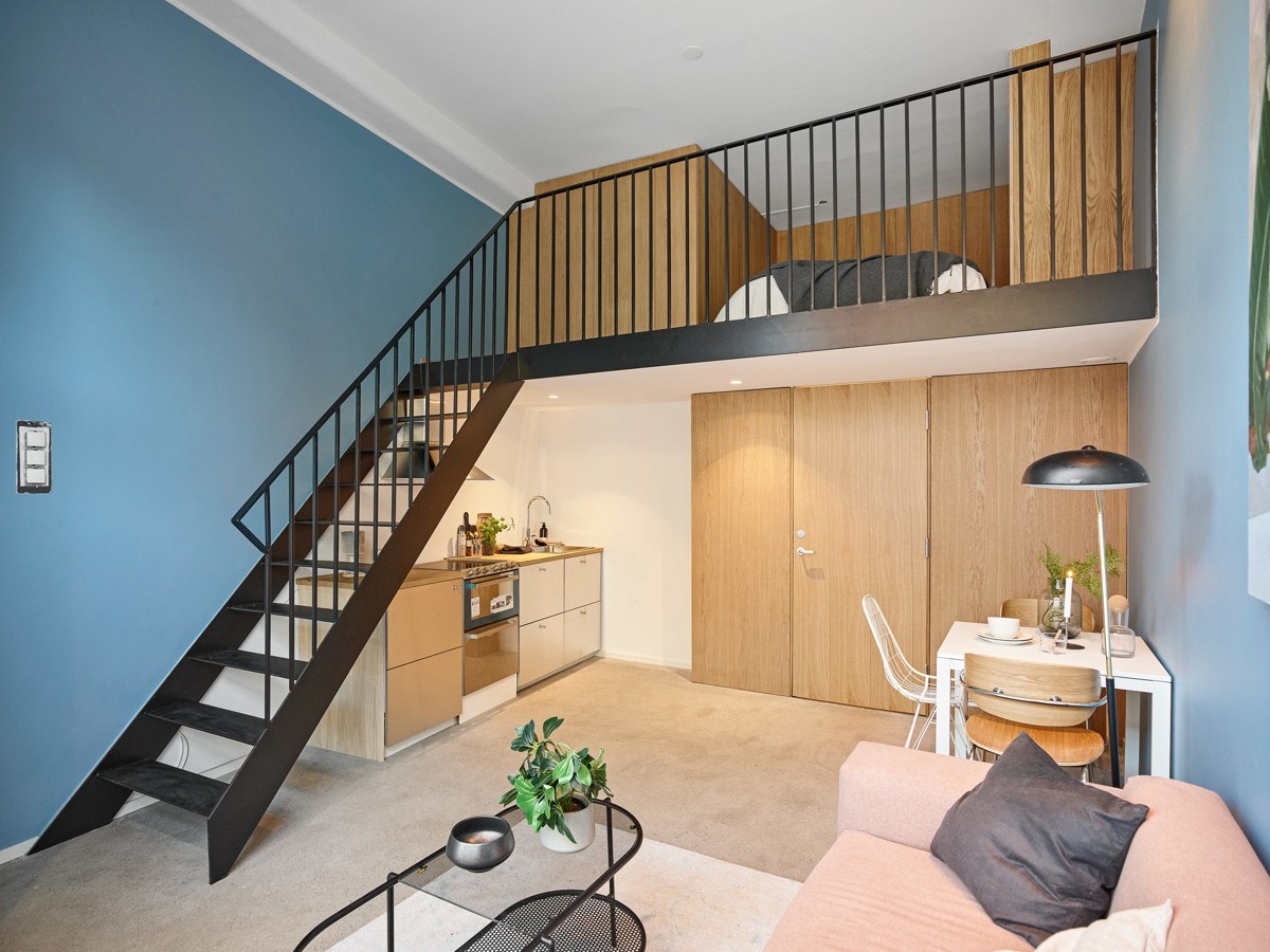 Lekker kombinasjon av lys eik mot sort smijern Galleribilde