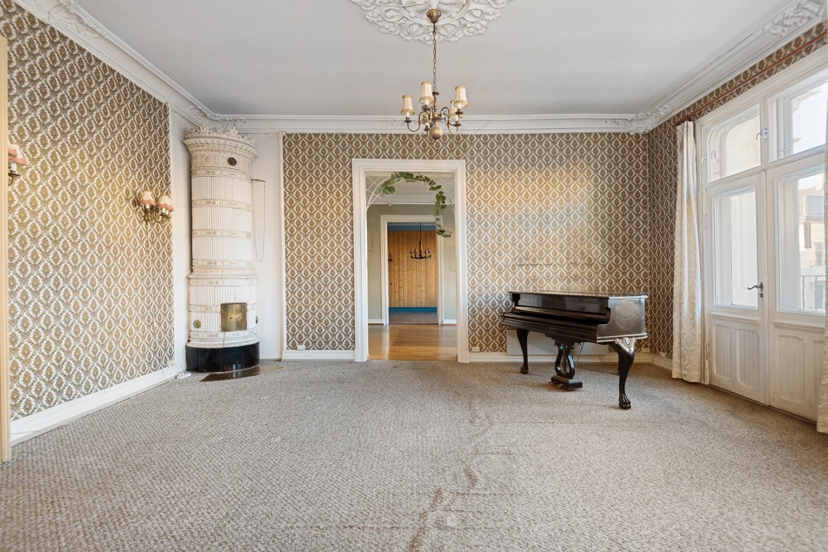 Svenskeovn i den ene stuen. Galleribilde