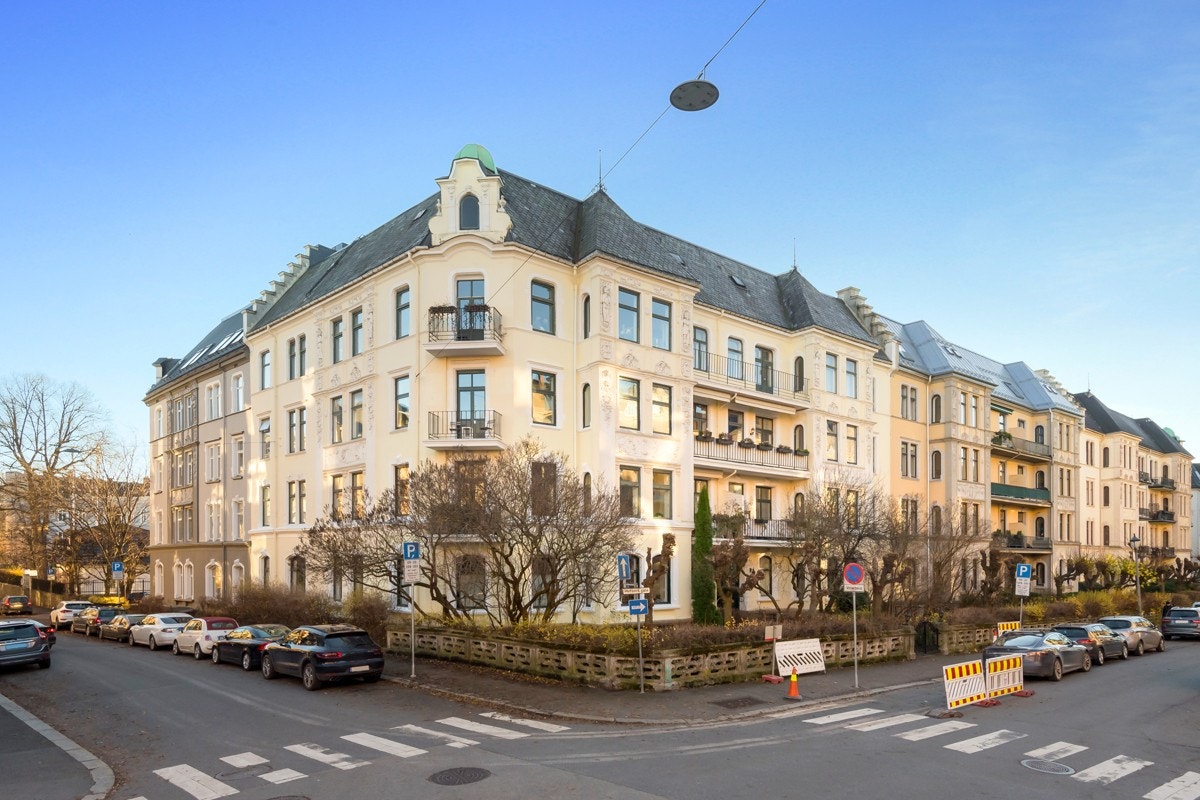 Gården har en ærverdig fasade med forhager og beplantning i forkant. Galleribilde