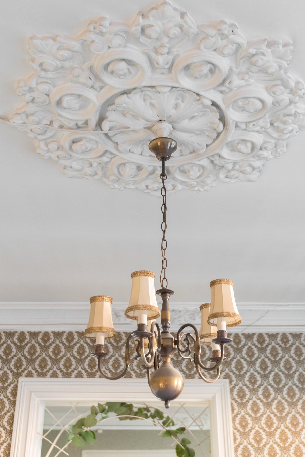 Klassiske detaljer som rosett, stukkatur og luftig takhøyde. Galleribilde