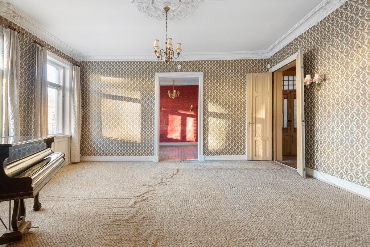 Leiligheten har behov for omfattende oppussing i alle rom. Galleribilde