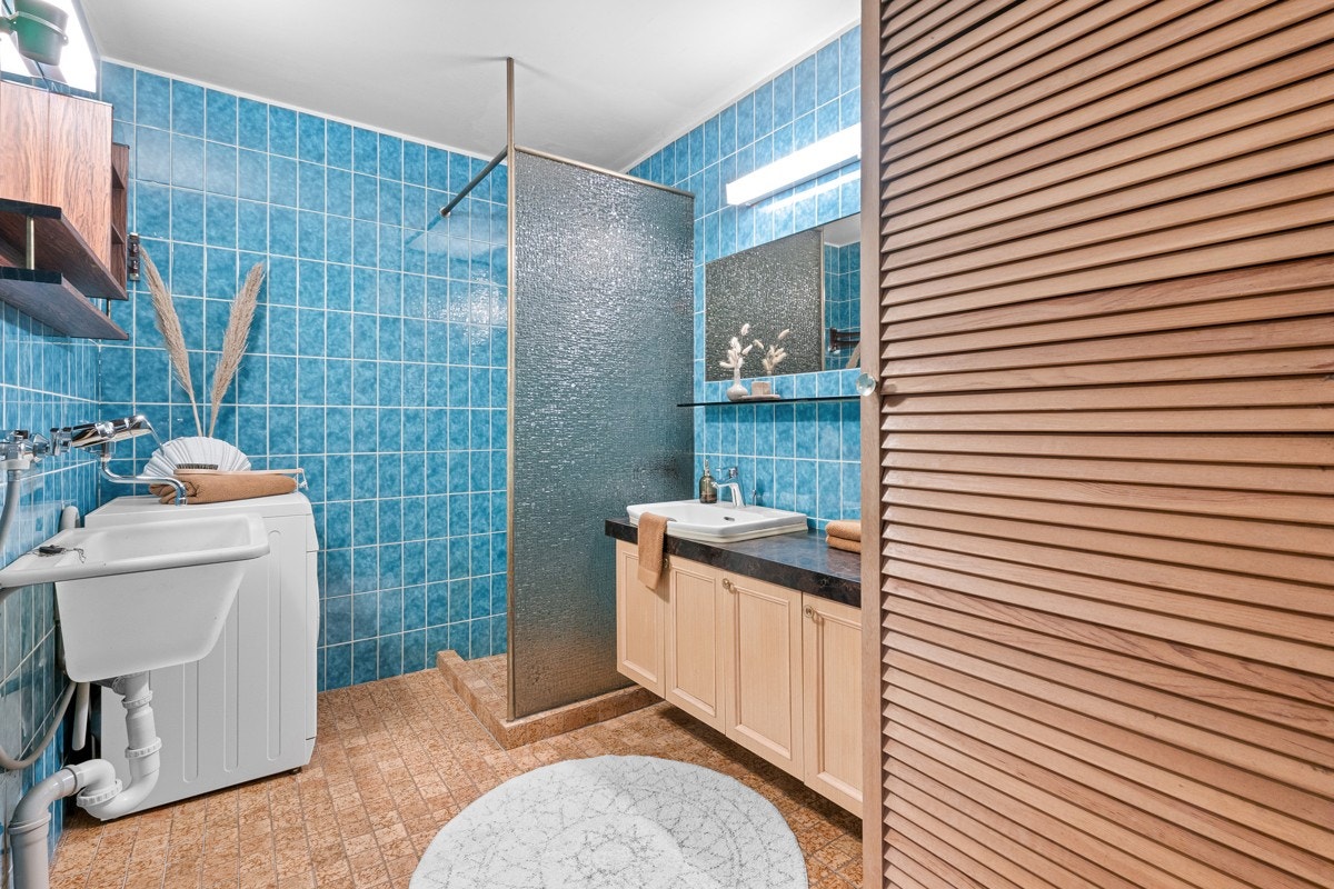 Fliaslagt bad med opplegg for vaskemaskin Galleribilde