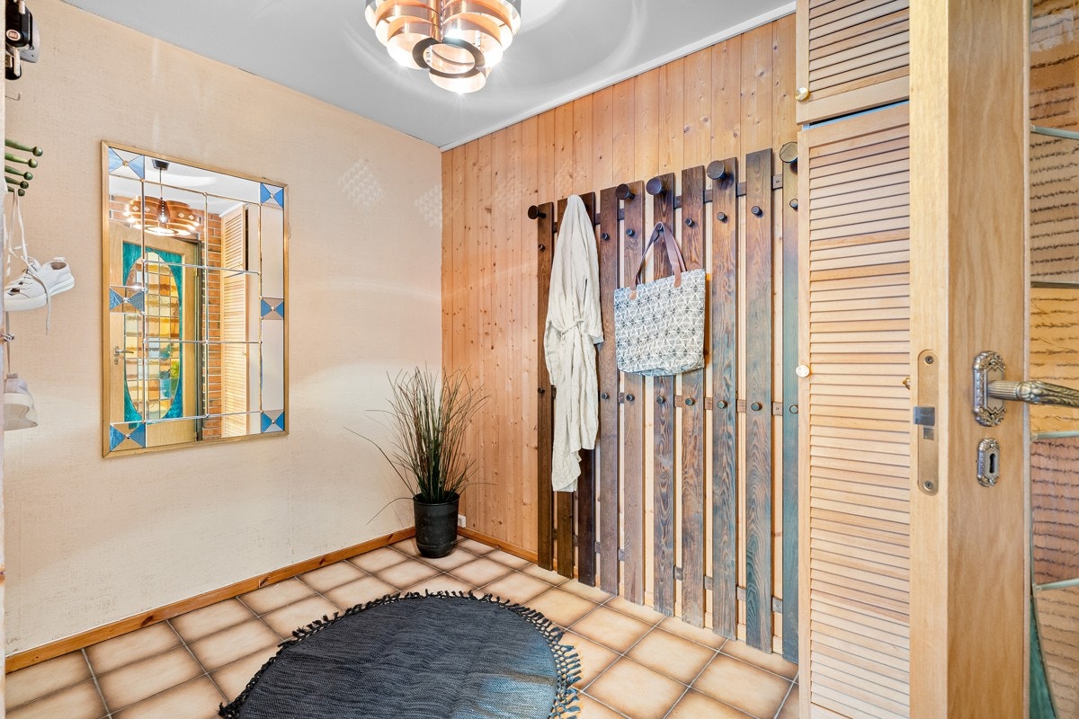 Romslig entre med fine muligheter for å henge fra seg yttertøy og å sette fra seg sko Galleribilde