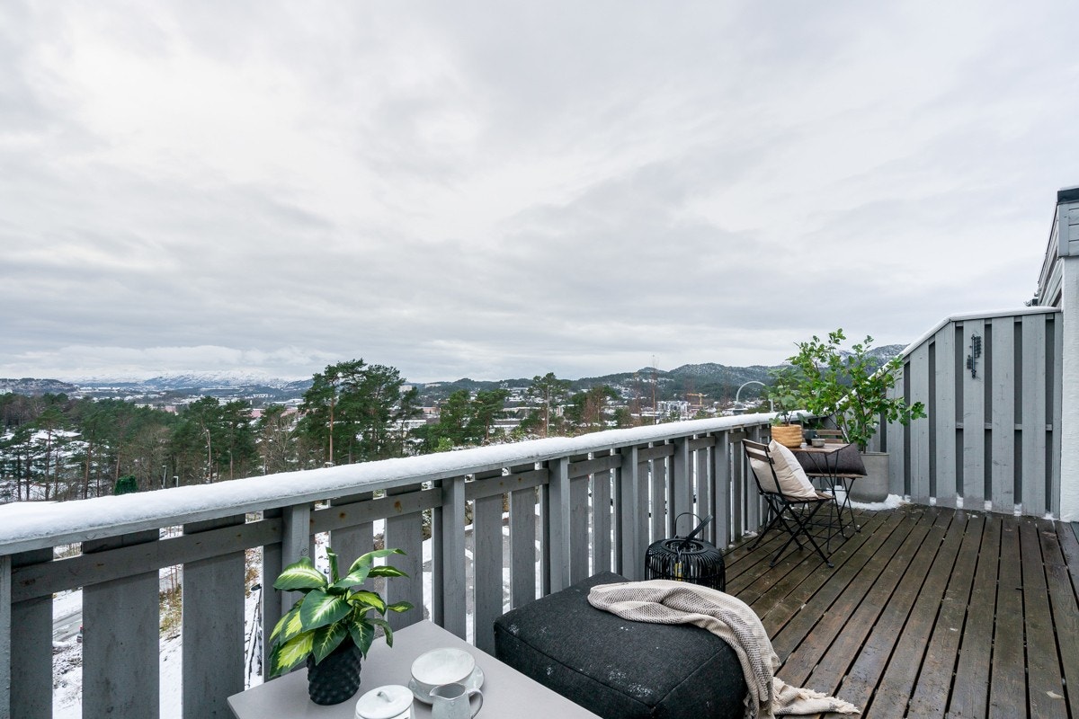 Altanen har fin utsikt og gode solforhold Galleribilde