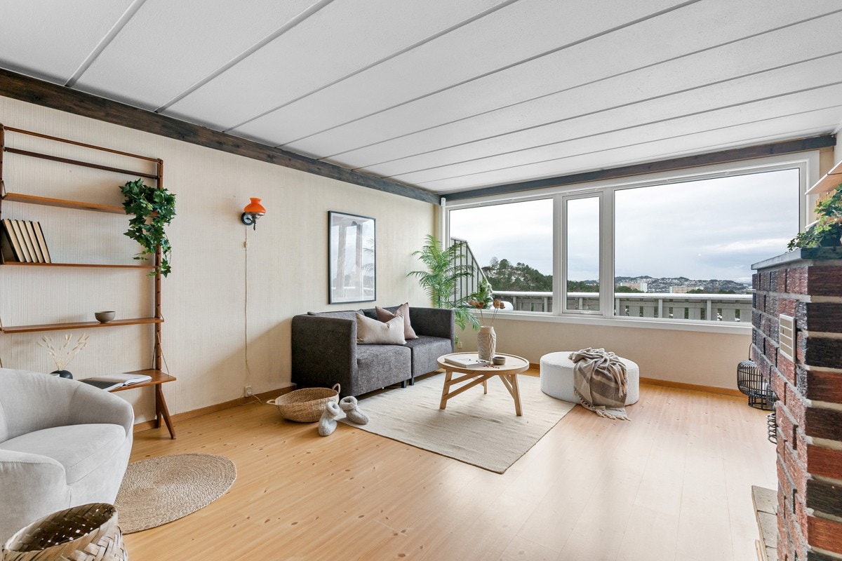 Romslig og åpen stue med store vindusflater Galleribilde