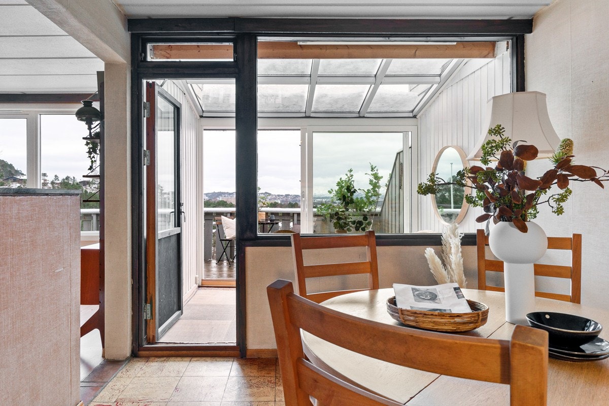 Fra spisestuen er det adkomst til innglasset altan Galleribilde