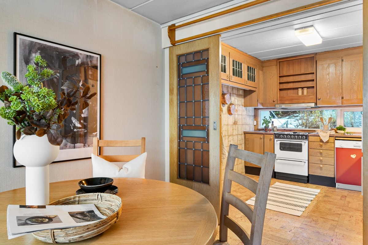 Spisestue med åpen løsning mot kjøkken Galleribilde