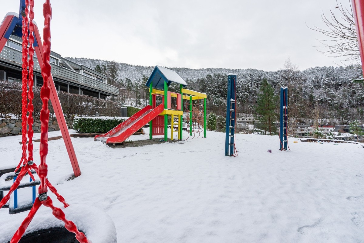 Det er en fin lekeplass rett bak rekkehuset - Meget barnevennlig Galleribilde