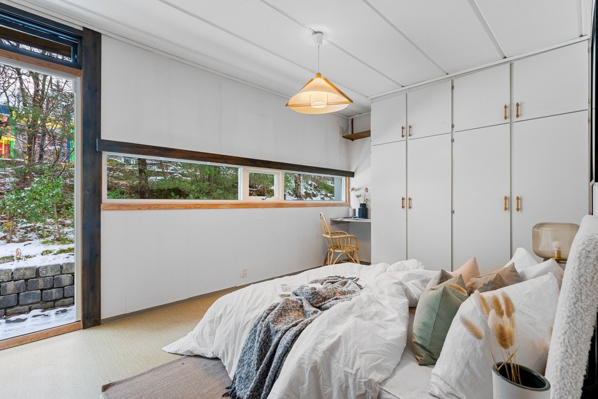 Hovedsoverommet har god garderobeplass og utgang til hagedel Galleribilde