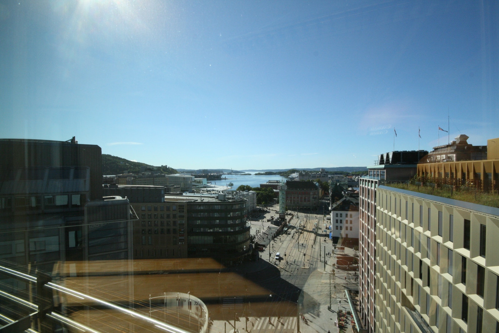 Utsikt fra etasjen mot by og fjord Galleribilde